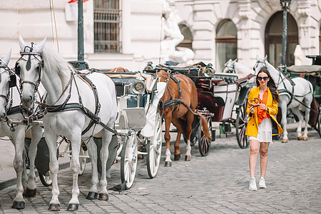 在城市中行走的女子 在意大利城 年轻有吸引力的旅游者户外活动情调电话地标广场街道旅行成人女孩技术冒充图片