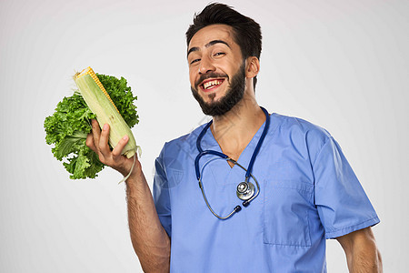 健康饮食的医生 手握有蔬菜的听诊器治疗营养师健康医院运动玻璃产品工作室营养学工作男性图片