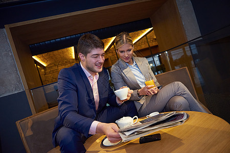 业余夫妇下班后喝酒男性电话餐厅咖啡工作休息会议微笑团队说话图片