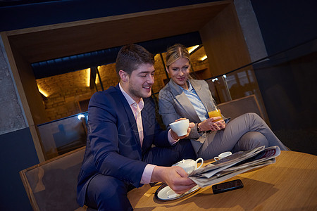 业余夫妇下班后喝酒会议报纸假期成人果汁微笑套装餐厅咖啡男性图片