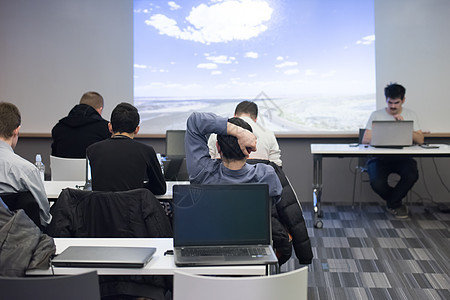 年轻男子在展示时梦想云彩团体学生会议教学研讨会推介会扬声器电脑学校知识图片
