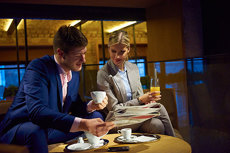 业余夫妇下班后喝酒酒吧朋友们假期餐厅休息食物套装报纸果汁电话图片