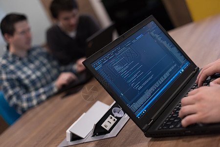 编写程序程式编程代码办公室数据笔记本电脑男人格式网页技术开发商屏幕图片