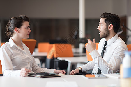 在项目上合作的有企业合伙企业团队帮助经理职场金融胡须女士微笑夫妻技术图片