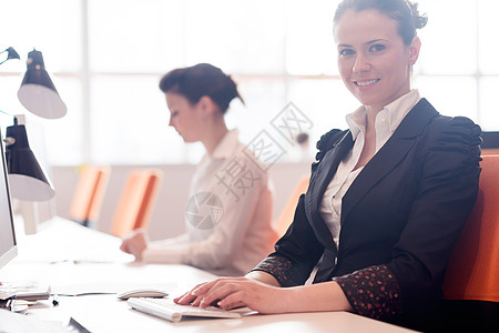 在办公室工作的妇女 商业妇女 背景背景人群博客桌面商务人士学生创业团体公司开发商程序员图片