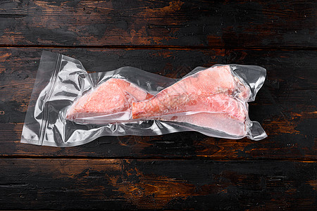 红/海豹冷冻的鱼肉 在旧黑木木桌背景上 顶层视图平铺 有文字复制空间图片