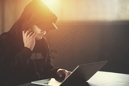 年轻有才华的黑客在暗办公室工作时使用笔记本电脑钓鱼骇客身份代码安全犯罪密码网络办公室危险图片