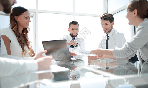 商业团队与文件一起工作讨论桌子文档职业技术同事职员电脑商务作品图片