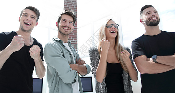 商业团队在办公室庆祝工作成绩优异公司团体男人女士合伙庆典快乐幸福商务乐趣图片
