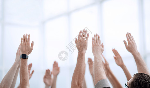 商业团队举起手来站立起来 并保持自己的地位成人成就同事男性意图职业男人经理套装管理人员图片