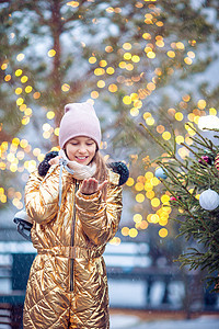 可爱的小女孩要去户外溜冰乐趣冰鞋假期季节爱好微笑娱乐幸福溜冰者溜冰场图片
