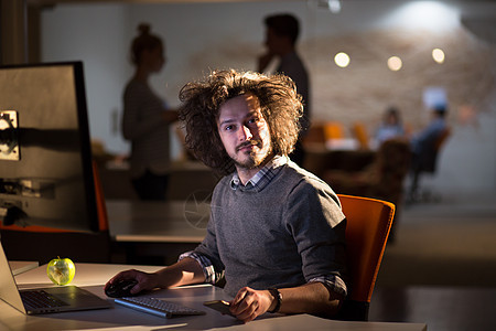在暗办公室从事计算机工作的男子桌子项目职业互联网人士经理思维男性技术商务图片