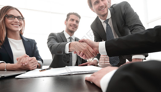 工商界人士在一次会议中握手顾问职员保险营销经理头脑风暴伙伴人事幸福图片