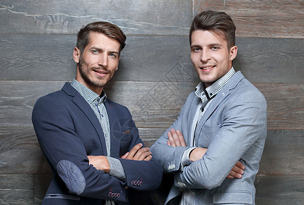 两名青年商务人士在灰色地带被孤立成人会议男性合伙工作办公室成功经理老板人士图片