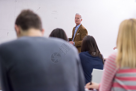 有一组学生在课堂上上课的教师教授成人大学男生男人老师青少年知识班级笔记本图片