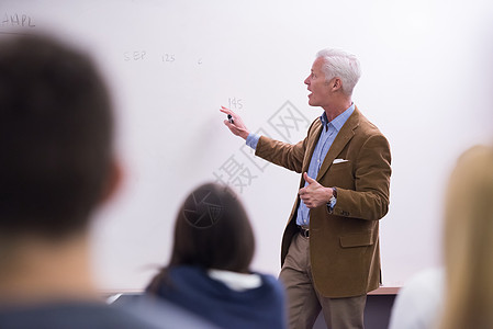 有一组学生在课堂上上课的教师科学班级教育笔记本木板讨论男生教学技术青少年图片