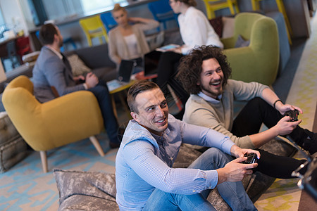 正在玩电脑游戏的办公室员工Name闲暇技术领导活动工人竞赛人士商务幸福团队图片