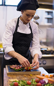准备牛肉牛排的女厨师厨房食谱菜单职业商业桌子工作烹饪酒店女士图片
