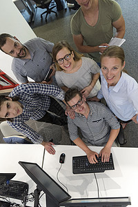 初创企业人员团队合作寻找解决方案软件办公室笔记本职场开发商微笑成功项目训练桌面图片