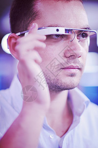 人类使用虚拟现实工具电脑眼镜的男子界面模拟器技术商业高科技屏幕男人模拟眼睛控制图片