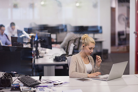 在开办办公室使用笔记本电脑的女商务人士生意人工人合伙团队雇员会议互联网桌子女性职场图片