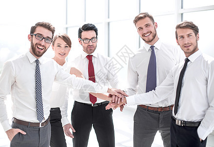 成功的商业团队手牵手男人员工同事伙伴会议成就商务工作工人朋友们图片