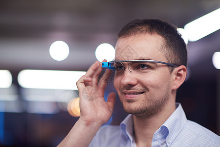 人类使用虚拟现实工具电脑眼镜的男子屏幕互联网护目镜控制导航创新电子人科学模拟器展示图片