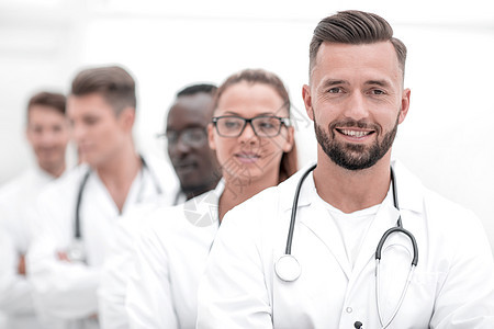 一起站在一起的一群微笑着的 专业医生团队职员实习生工作成人男人医师职业双臂医院外科图片