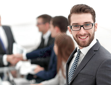 在办公室背景上笑着微笑的商务人士商业公司员工成人领带合伙团体人士商务领导图片