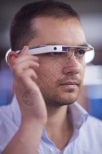 人类使用虚拟现实工具电脑眼镜的男子数据界面学生传感器模拟器模拟互联网导航技术高科技图片