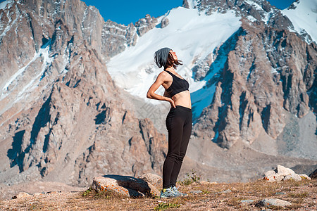 女孩正在山里户外升温旅行身体自由旅游姿势肌肉保暖内衣瑜伽顶峰图片