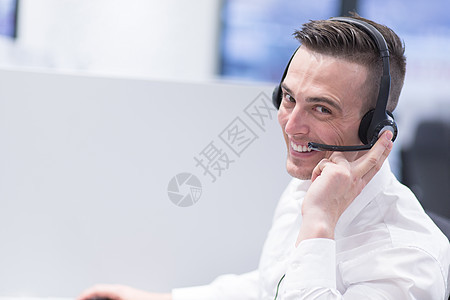 男性呼叫中心接线员在做他的工作办公室顾客商业客户推销代理人电话职业商务操作员图片