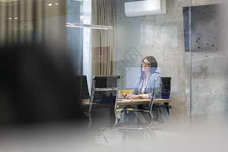 在开办办公室使用笔记本电脑的女商务人士合作女性女士会议伙伴工人屏幕合伙团队潮人图片