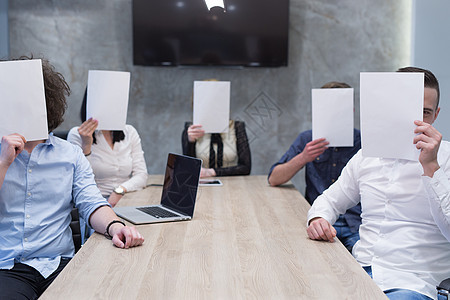 持有一张白纸的初创商业团队面对面战略职场互动工作男人咨询头脑面试会议女士图片