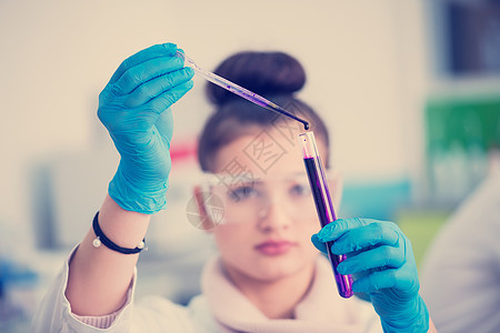 使用保护眼镜进行化学实验的女学生女学生生物学实验室成人女士微生物学化学品药理测试化学家技术图片