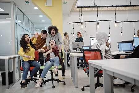 办公室椅子比赛速度雇员团队游戏商业骑术微笑会议休息友谊图片