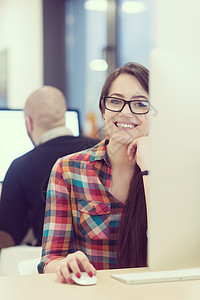 创办创业企业 从事台式计算机工作的妇女眼镜软件博客职场商务公司笔记本学生技术桌子图片
