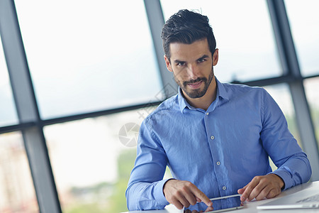 使用办公平板电脑的商家工作监视器笔记本人士软垫会议手指屏幕领带成功图片