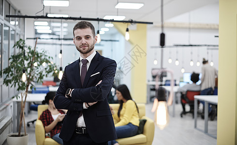 共同工作空间商务人士肖像创新团队职场领带企业家办公室管理人员灯泡商业微笑图片
