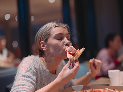 年轻妇女在办公室送货时吃比萨饼商务职场幸福员工经理食物商业午餐学生工人图片