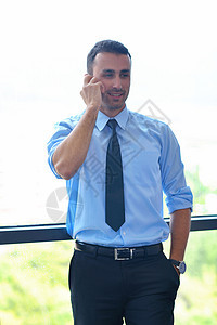 使用办公平板电脑的商家男性商业触摸屏管理人员商务技术电话手指互联网人士图片
