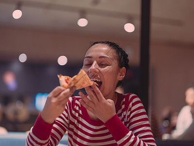 年轻妇女在办公室送货时吃比萨饼女孩女性经理幸福商业工人技术午餐小吃女士图片