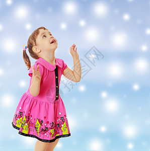 小女孩跳起来 抬头看童年乐趣幼儿园微笑青年跳舞快乐生活孩子们舞蹈图片