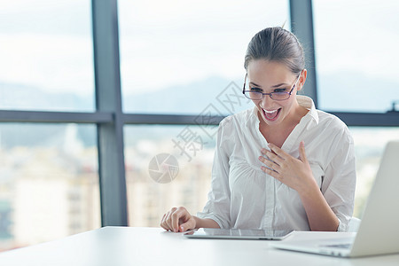 在职女商业妇女桌子网络商务女士微笑情感办公室成人经理互联网图片