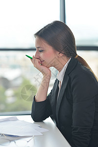在职女商业妇女女性互联网窗户商务管理人员桌子微笑电脑经理办公室图片
