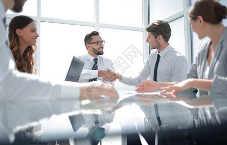 下视图 handshake 业务伙伴在服务台女士商业交易金融协议男性男人微笑商务玻璃图片