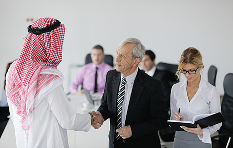 阿拉伯商务人员在会议上发言工作女士投资微笑电脑研讨会男人桌子公司金融图片