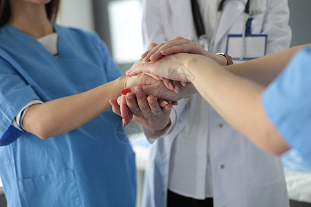 医生和护士在医疗团队中搭配双手团体男性精神会议女性医师正方形工作室脖子联盟图片