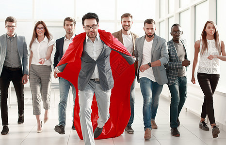 穿着红色斗篷的商务人士领导商业团队工作人士套装男性职场戏服团体战略职业男人图片