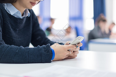 使用移动电话的女学生人数女孩教育成人考试学生桌子电话休息女士班级图片